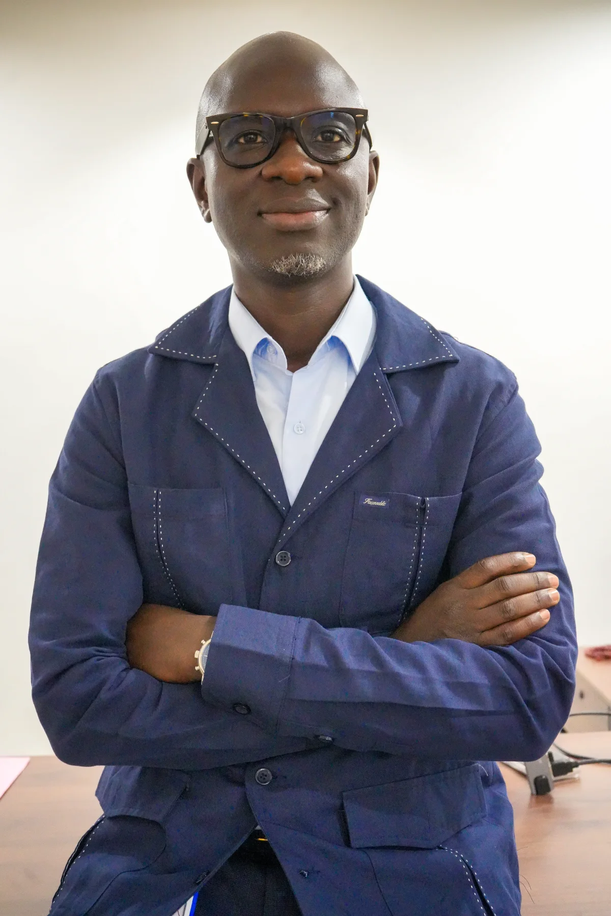 Portrait d’Alassane Mbaye, les bras croisés