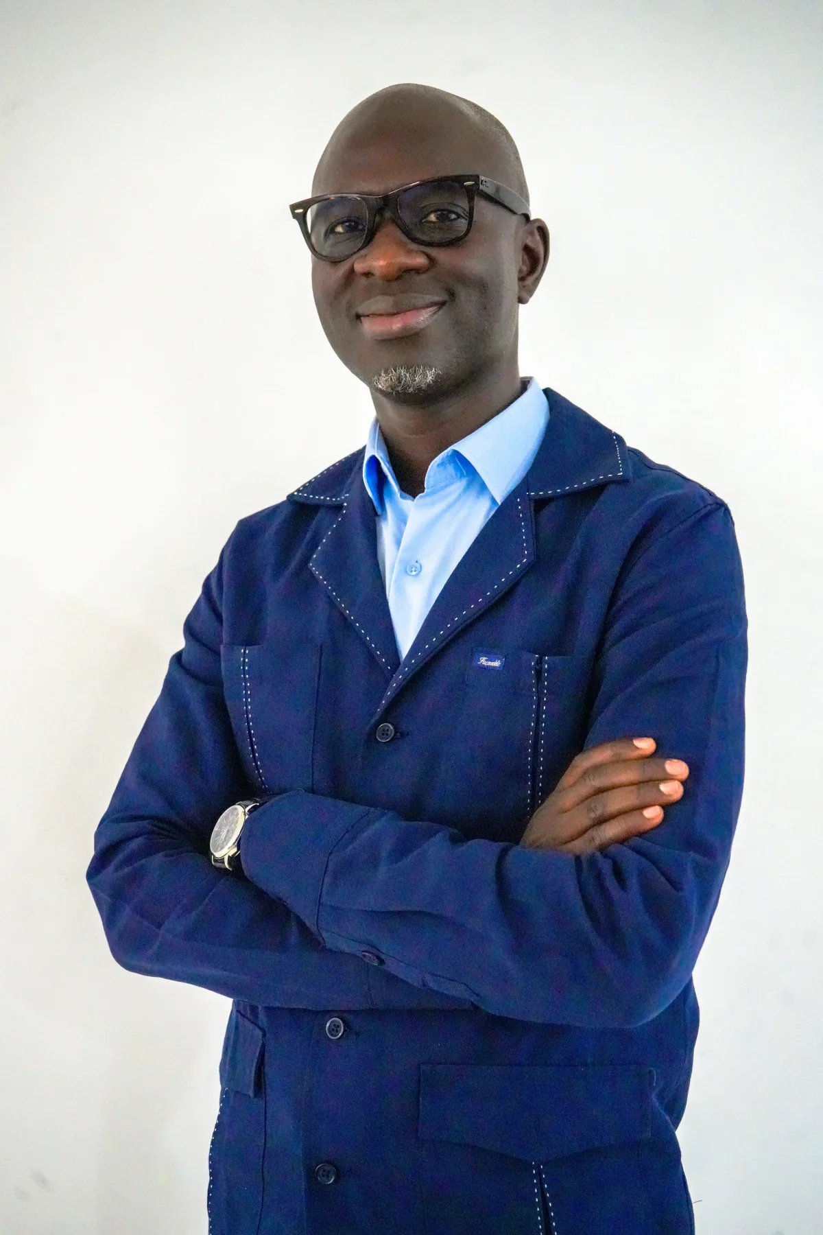 Portrait d’Alassane Mbaye en veste bleue