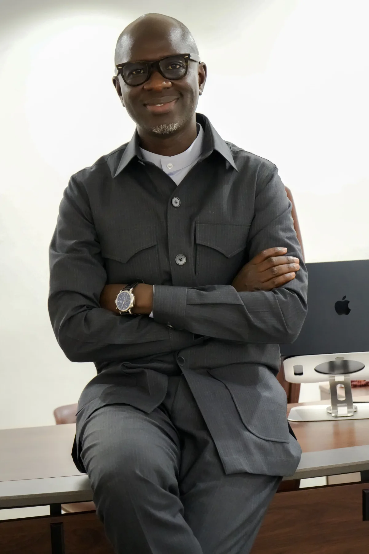 Portrait d’Alassane Mbaye, les bras croisés