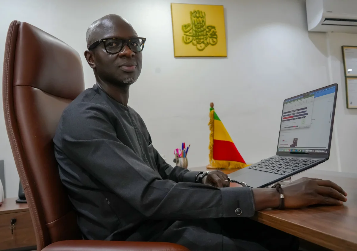 Alassane Mbaye à son bureau