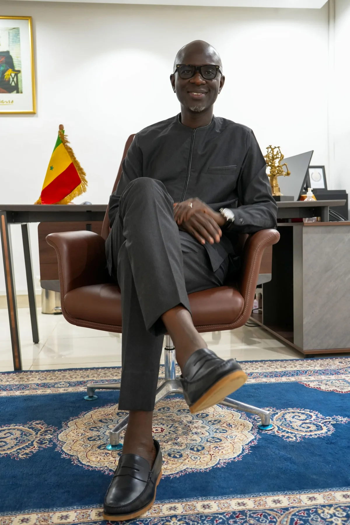 Alassane Mbaye assis dans un fauteuil