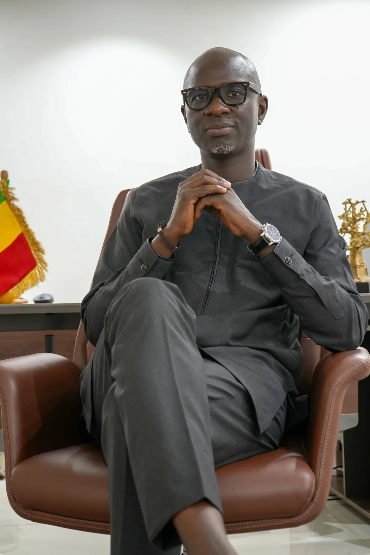 Alassane Mbaye assis dans son bureau
