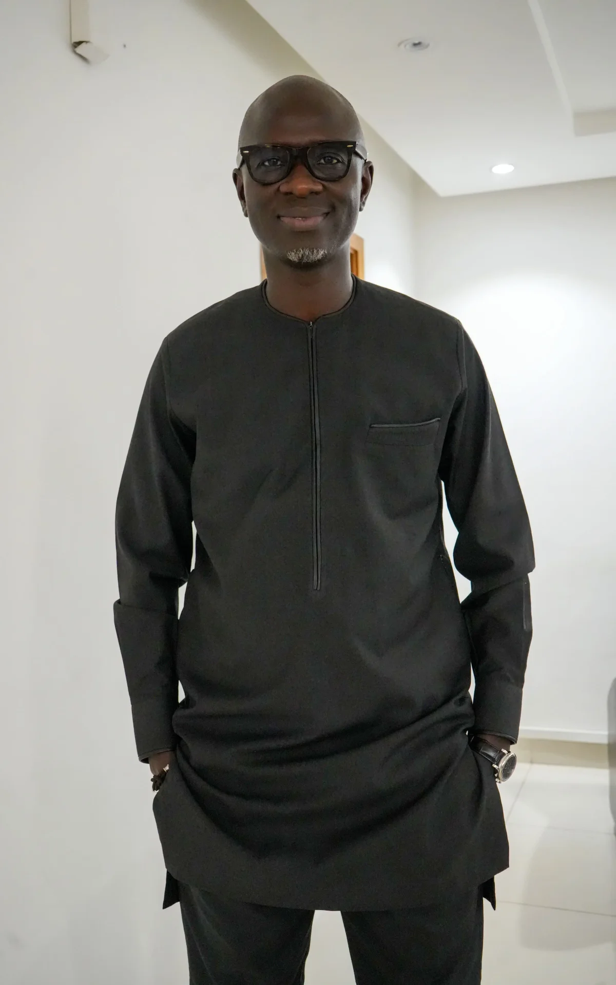 Portrait d’Alassane Mbaye en tenue sombre
